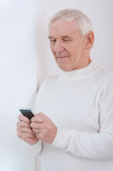 Hombre mayor sosteniendo teléfono móvil — Foto de Stock