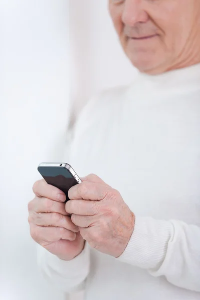 Homem sênior segurando telefone celular — Fotografia de Stock