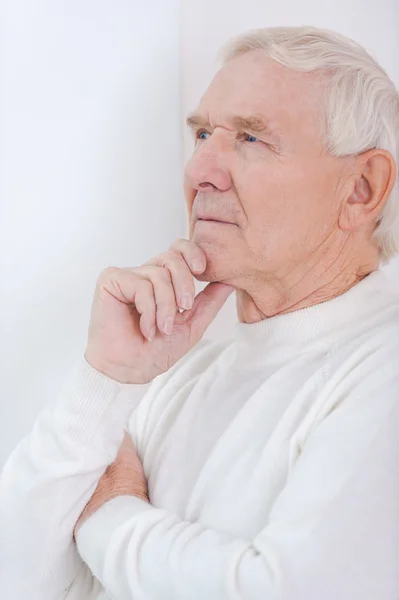 Starszy mężczyzna trzyma rękę na brodzie — Zdjęcie stockowe