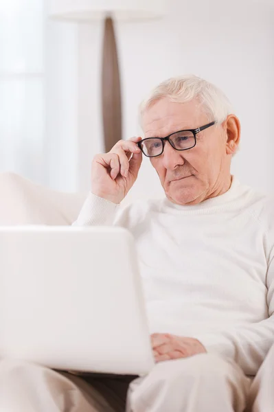 Hombre mayor trabajando en el ordenador portátil — Foto de Stock