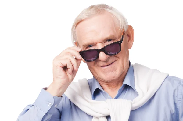 Bărbat în vârstă purtând ochelari de soare — Fotografie, imagine de stoc