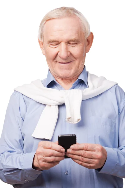 Senior hält Handy in der Hand — Stockfoto
