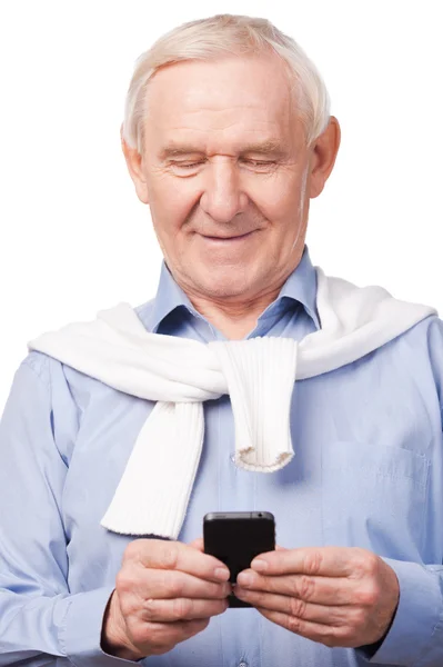 Senior hält Handy in der Hand — Stockfoto