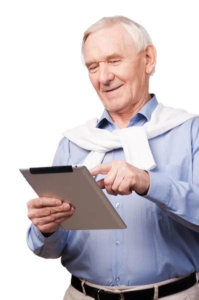 Senior hält digitales Tablet in der Hand — Stockfoto