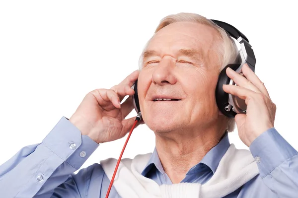 Senior mit Kopfhörer hört Musik — Stockfoto