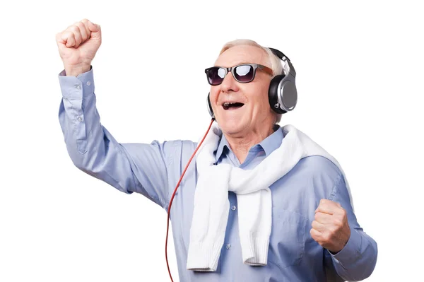 Hombre mayor alegre en auriculares — Foto de Stock