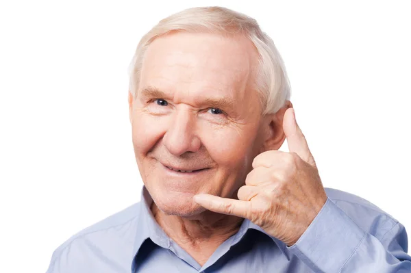 Senior homem na camisa gesticulando telefone celular — Fotografia de Stock