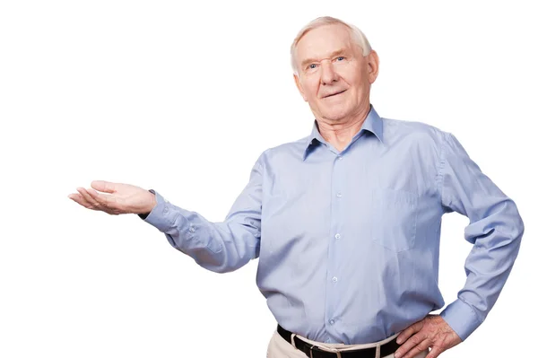 Senior homem na camisa segurando espaço cópia — Fotografia de Stock