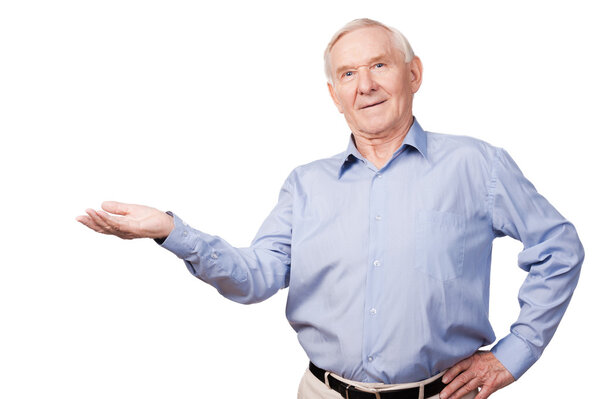 Старший мужчина в футболке с копировальным местом
