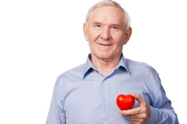 Starszy mężczyzna trzyma serce wniosku — Zdjęcie stockowe