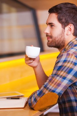 Genç adam kafede kahve içme