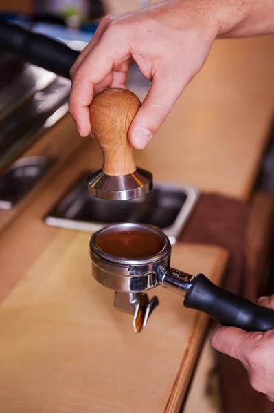 Бариста готовит свежий кофе — стоковое фото