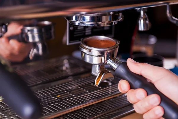 Barista bereitet frischen Kaffee zu — Stockfoto