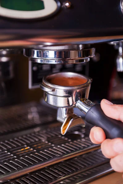 Barista preparando café fresco —  Fotos de Stock