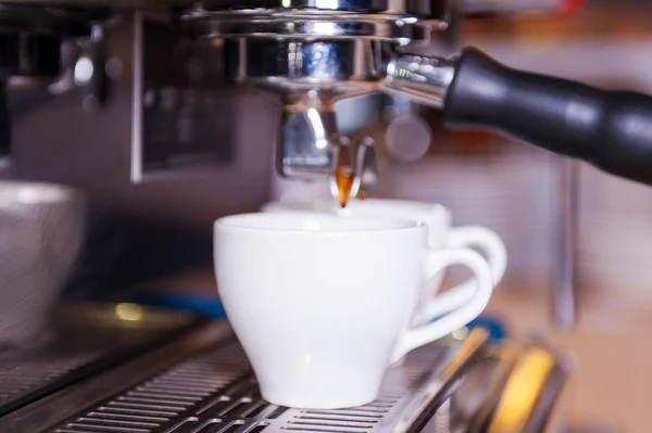 Dois copos de enchimento com café fresco — Fotografia de Stock