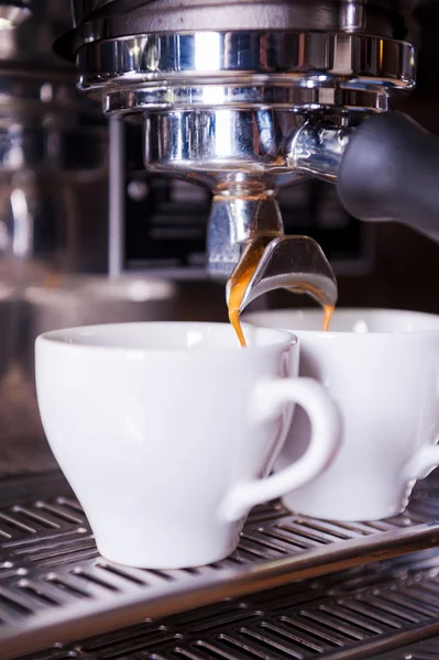 Dois copos de enchimento com café fresco — Fotografia de Stock