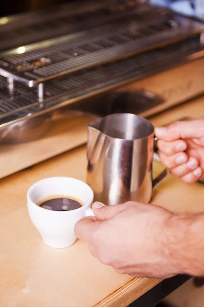 Barista προετοιμασία καφέ με γάλα — Φωτογραφία Αρχείου