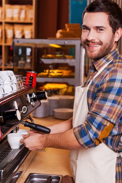 Barista maken van koffie — Stockfoto