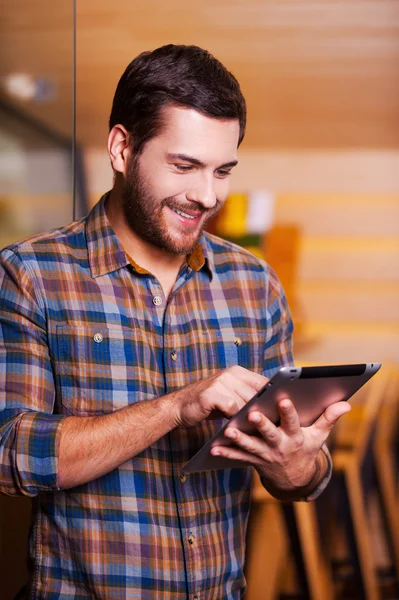 Jeune homme travaillant sur tablette numérique — Photo