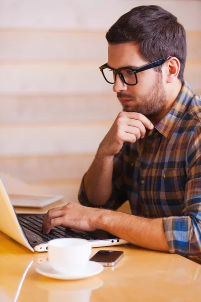 Jeune homme travaillant sur ordinateur portable — Photo