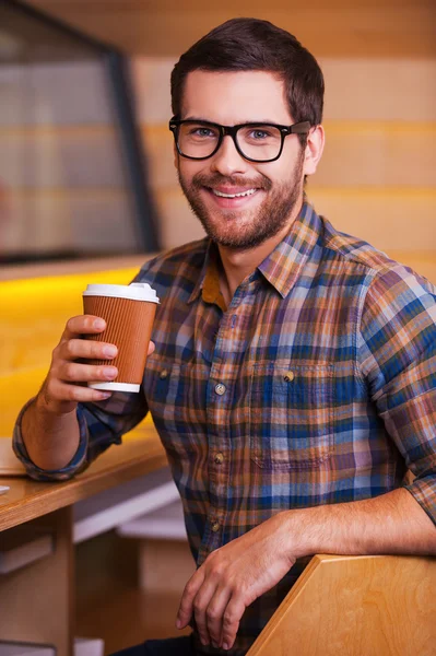 Man holding coffee cup in coffee shop — Stock Photo, Image