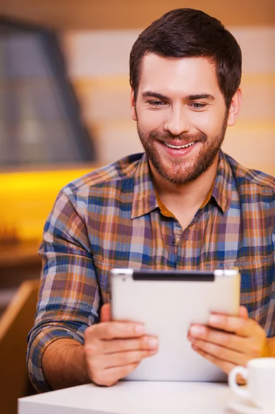 Man ser på hans digital tablet i kafé — Stockfoto