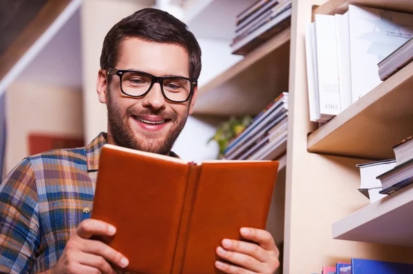 Young man reading book — Stock Photo, Image