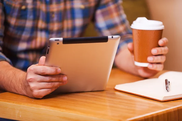 Homem segurando tablet digital e uma xícara de café — Fotografia de Stock