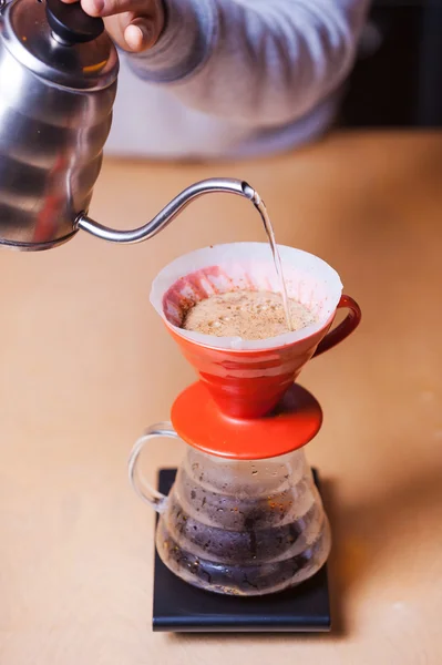 Бариста, делающая свежий кофе — стоковое фото