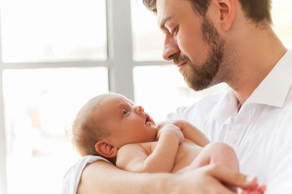 Far med lilla bebis. — Stockfoto