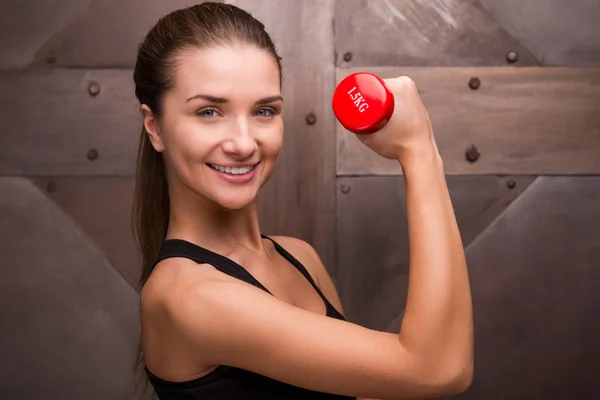 Muskulöse Frau mit Hantel — Stockfoto