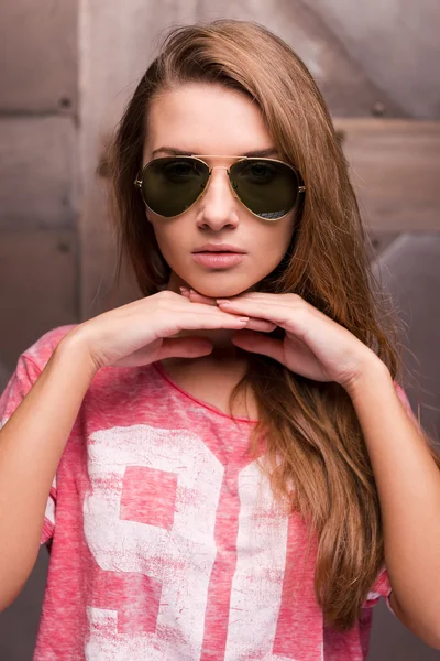 Mujer joven en gafas de sol —  Fotos de Stock