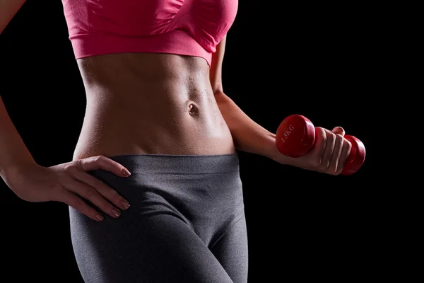 Mulher com corpo apto segurando halteres — Fotografia de Stock