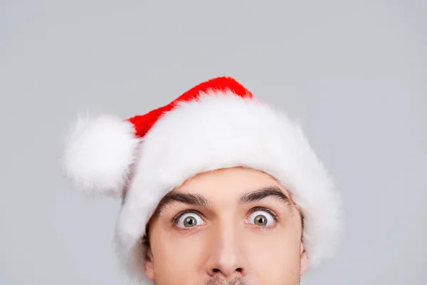 Noel Baba şapkası sürpriz genç adam — Stok fotoğraf
