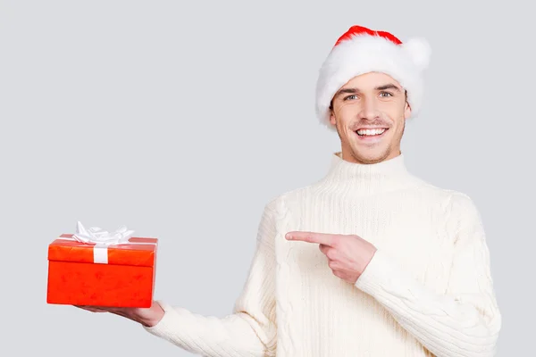 Homem em Santa chapéu segurando uma caixa de presente — Fotografia de Stock