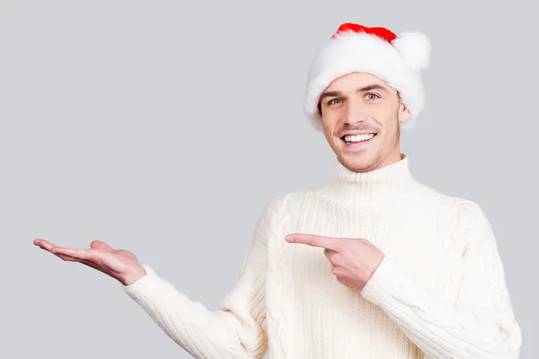Man in Santa hat holding copy space — Stock Photo, Image