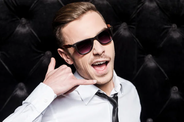 Man in shirt and tie gesturing telephone — Stock Photo, Image