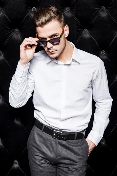 Man adjusting his sunglasses — Stock Photo, Image