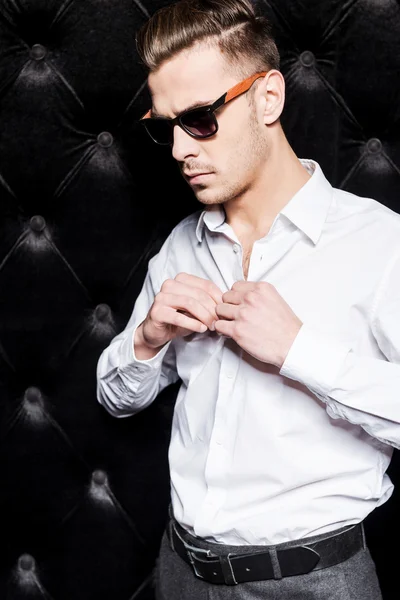 Man in sunglasses buttoning shirt — Stock Photo, Image