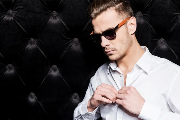 Man in sunglasses buttoning shirt — Stock Photo, Image
