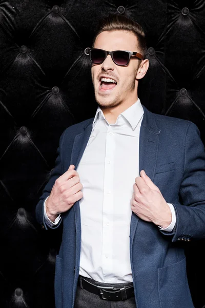 Man in sunglasses adjusting  jacket — Stock Photo, Image