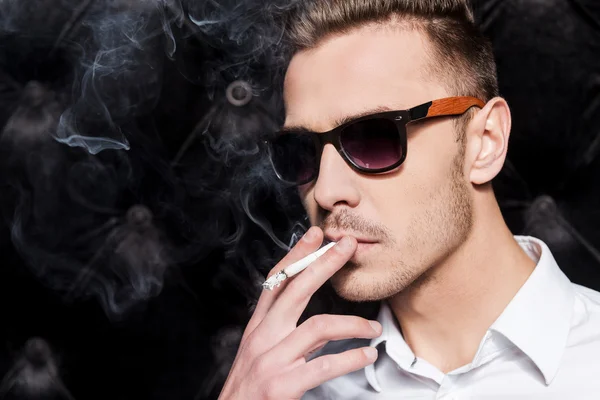 Homem de camisa branca fumando cigarro — Fotografia de Stock