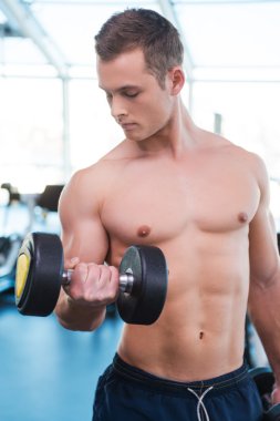 kaslı adam halterle eğitim