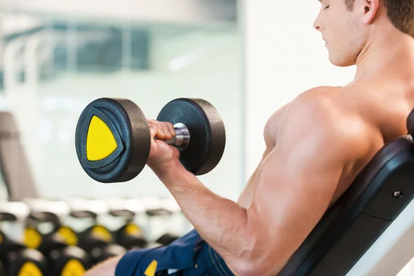 Musculoso hombre entrenamiento con dumbbell —  Fotos de Stock