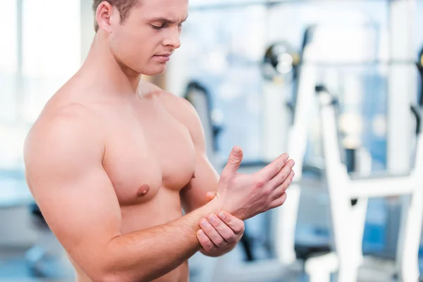 Muscular man touching his hand — Stock Photo, Image