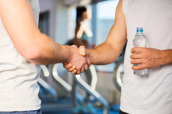 Men shaking hands in gym — Stock Photo, Image