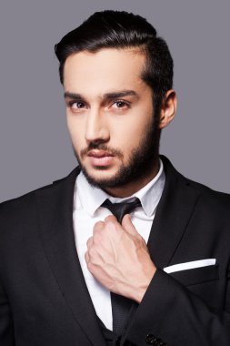 adam resmi kıyafeti onun boyun ayarlama