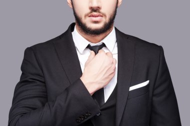 Şık adam onun kravat ayarlama