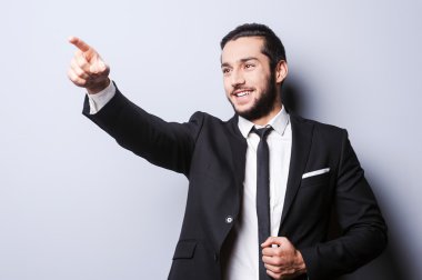 resmi kıyafeti uzağa işaret eden adam