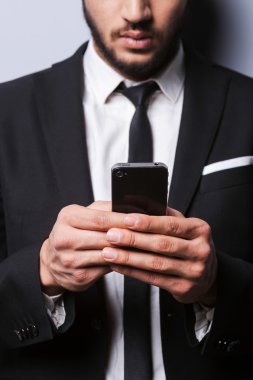 adam cep telefonu holding resmi kıyafeti